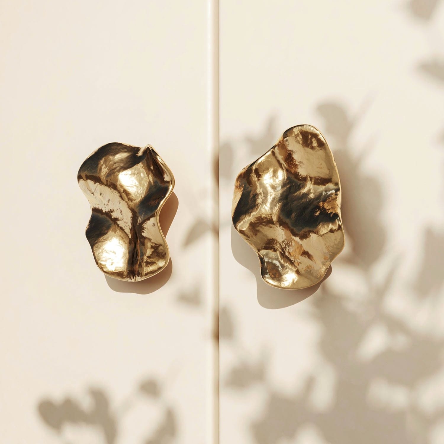 Designerskie, organiczne, nieregularne uchwyty do frontów meblowych, kuchennych szafek. Szampański, złoty odcień.