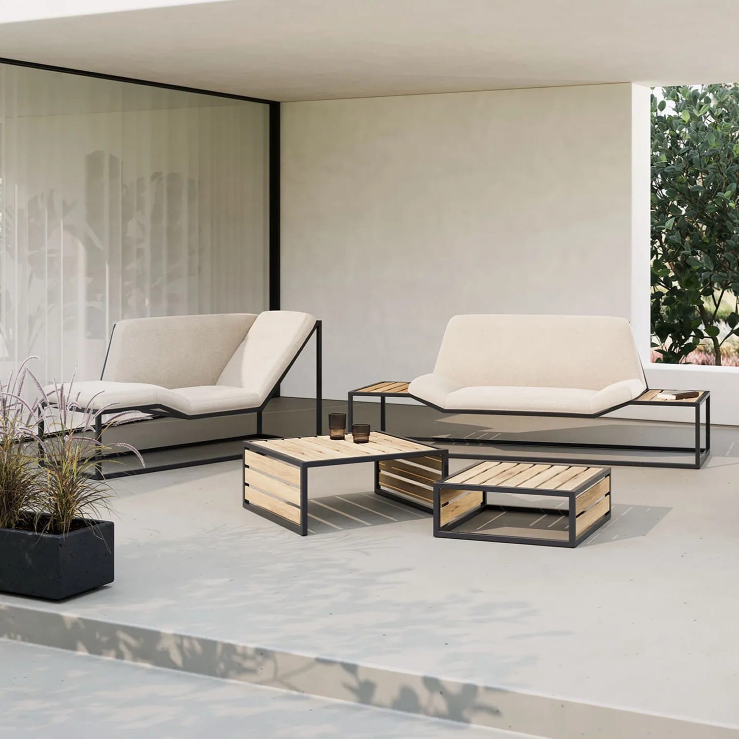 Oryginalny zestaw tarasowy w nowoczesnym stylu. Czarna stalowa konstrukcja i jasna tapicerka, poduszki.