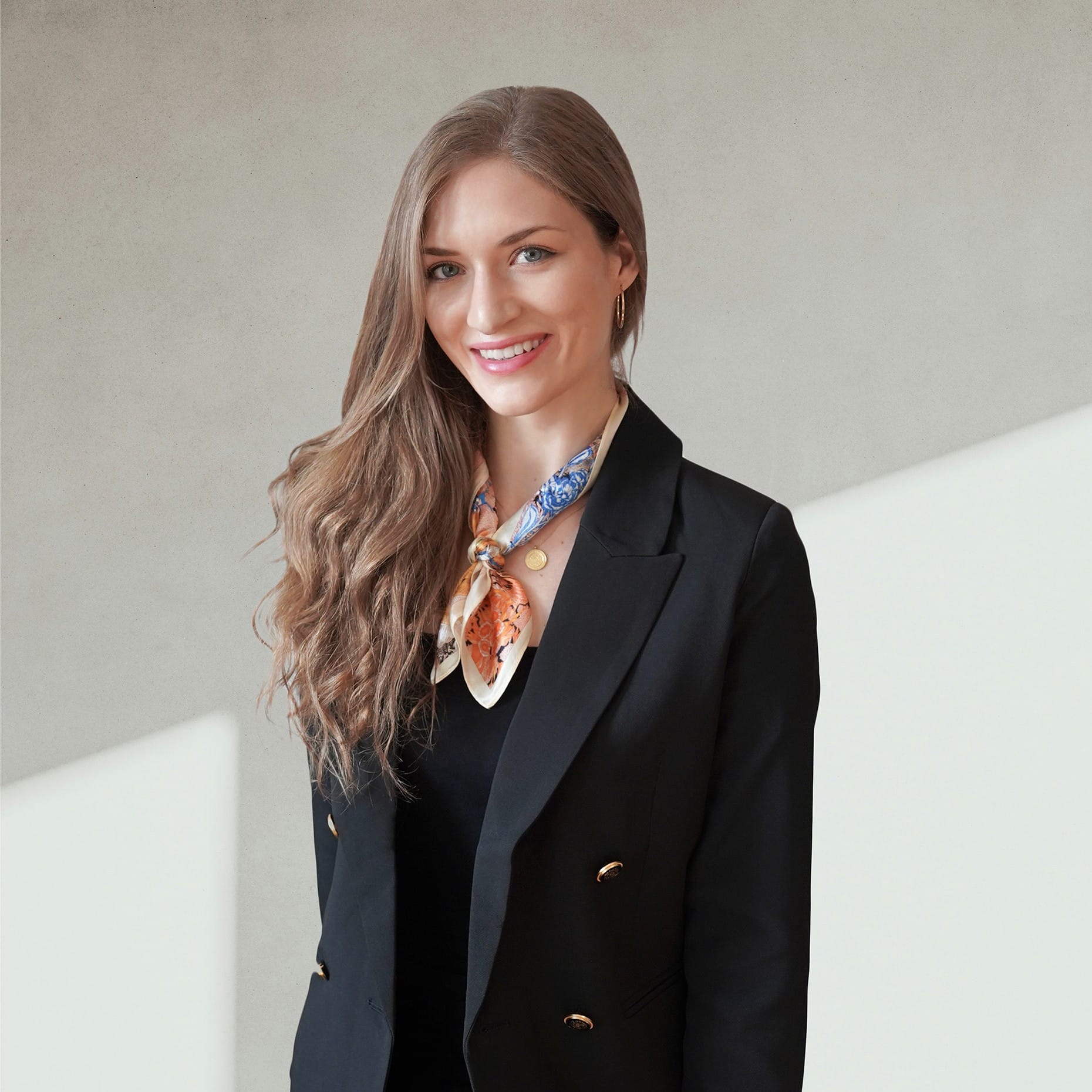 Zdjęcie biznesowe, profilowe - Architekt wnętrz, projektant wnętrz w czarnej marynarce i eleganckiej apaszce.