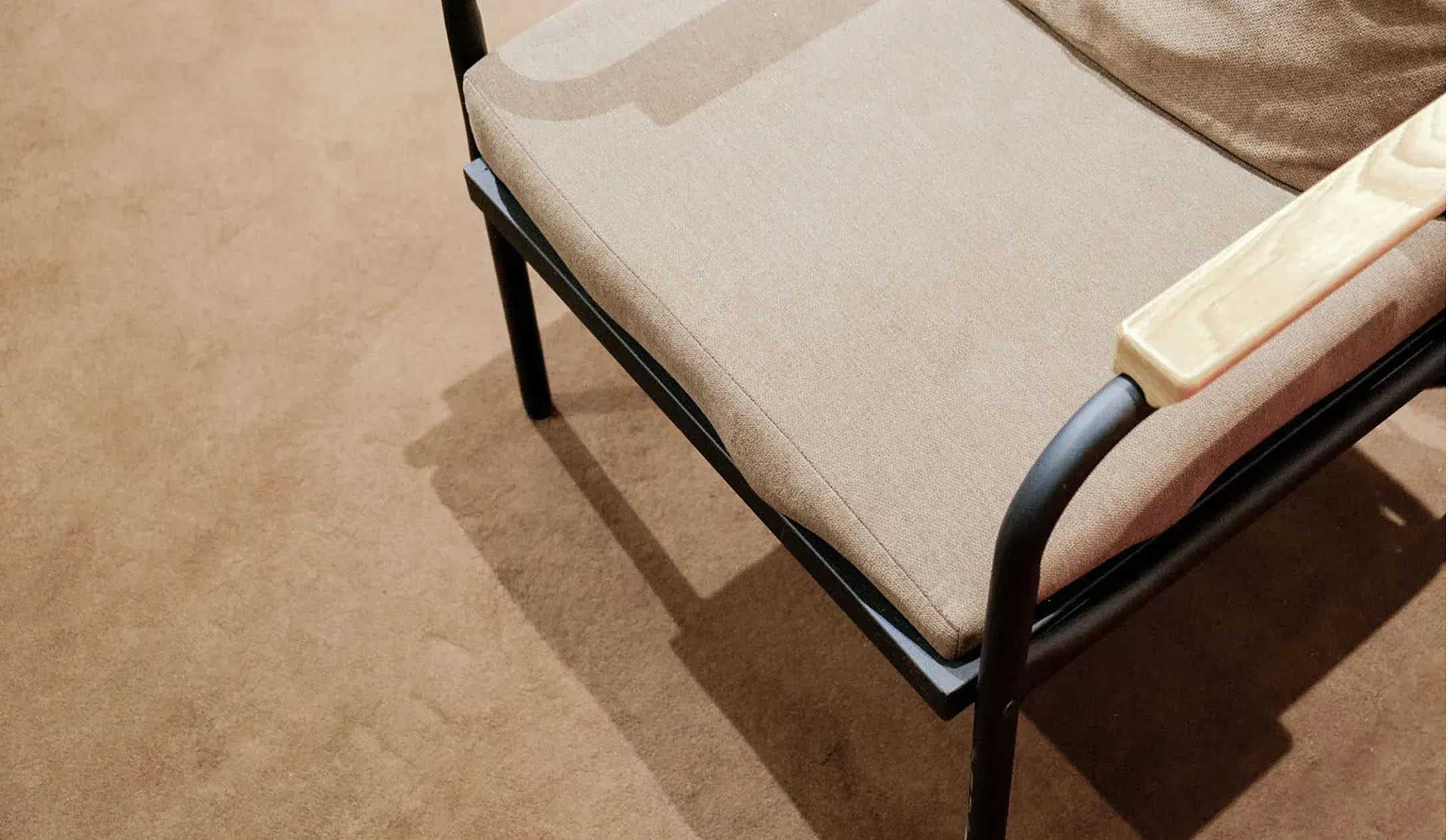 Projektowanie mebli na wymiar - krzesło tapicerowane z czarną konstrukcją malowano proszkowo