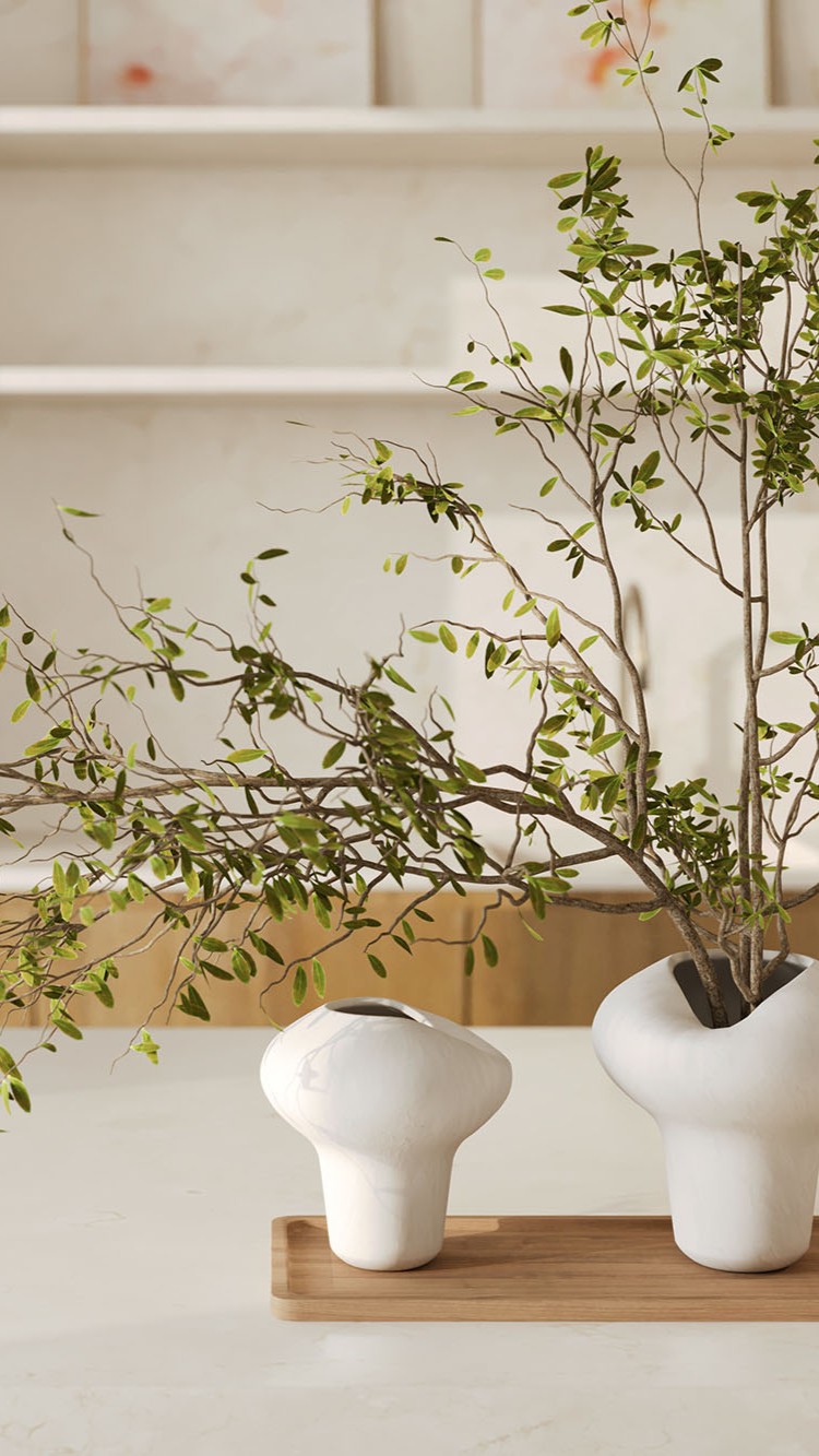 Dekoracja kwiatowa w organicznym wazonie na tle drewnianej kuchni.